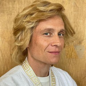 Ruby gefällt's: Matthias Schweighöfer trägt eine neue Frisur