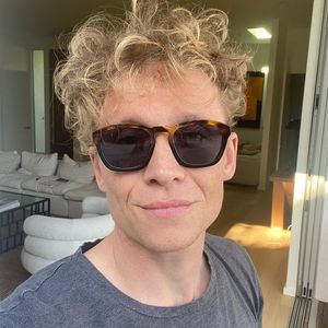 Lockenkopf mit Sonnenbrille: Matthias Schweighöfer wird 41
