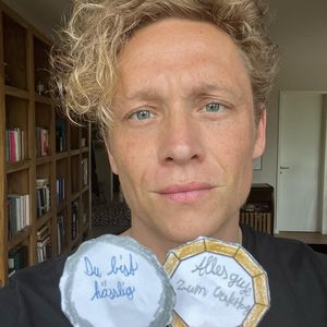 So lustig meldet sich Matthias Schweighöfer zum Vatertag