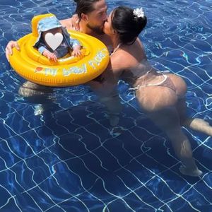 Maurice Dziwak planscht mit Baby und seiner Leandra im Pool