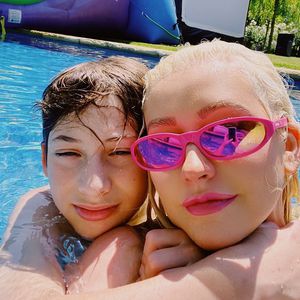 Groß geworden: Hier planscht Christina Aguilera mit Sohn Max
