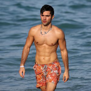Sexy on the Beach: Demi Lovatos Ex Max zeigt seine Muskeln