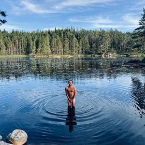 Was für ein Anblick! Hier posiert Max Giesinger nackt im See