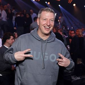 Aus Sorge um Männlichkeit: Max Schradin wirft Vape in Fluss