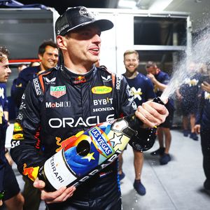 So feuchtfröhlich feierte Max Verstappen den Formel-1-Sieg