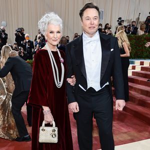 Mutter Maye drängt: Elon Musk soll sich endlich verloben!