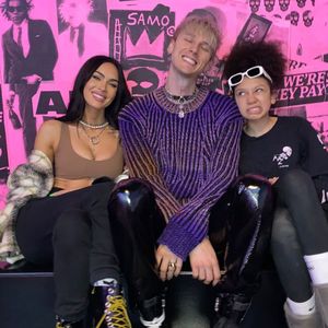 Sehr vertraut: Megan Fox posiert mit MGK und seiner Tochter