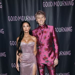 XL-Dekolleté und rosa Haare: Megan Fox und MGK auf Premiere