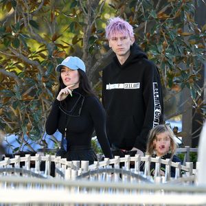 Megan Fox und MGK nach Geburt erstmals zusammen gesichtet