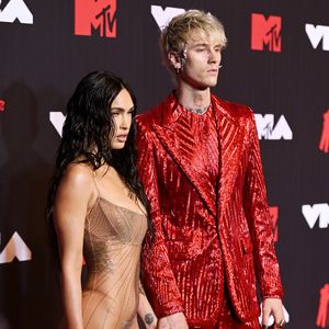 Machine Gun Kelly und Megan reisen mit Baby nach Costa Rica