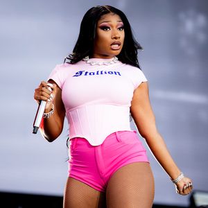 Im Metallic-Bikini: Megan Thee Stallion feiert Uni-Abschluss