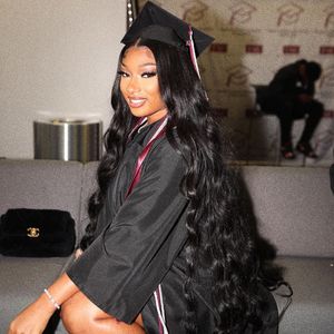 Stars gratulieren Megan Thee Stallion zu ihrem Uni-Abschluss