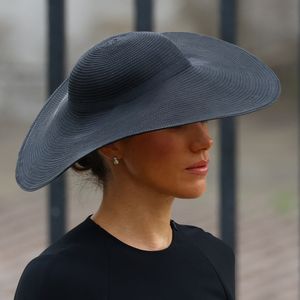 Bei Trauerfeier: Herzogin Meghan trägt Ohrringe der Queen!