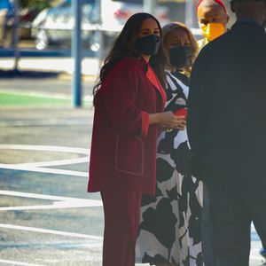 Schulbesuch: Herzogin Meghan begeistert im roten Zweiteiler