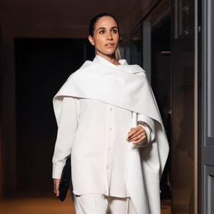 Peinlich: Meghan Markle patzt beim Küsschen mit Modedesigner
