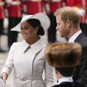 Zum Gottesdienst: Harry und Meghan werden mit Jubel begrüßt!