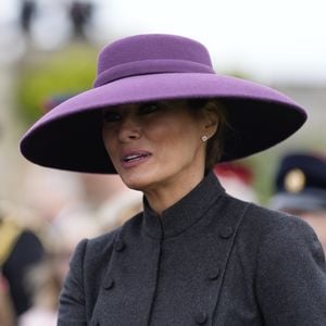 Riesiger Hut bei Staatsbesuch: Melania Trump belustigt Fans