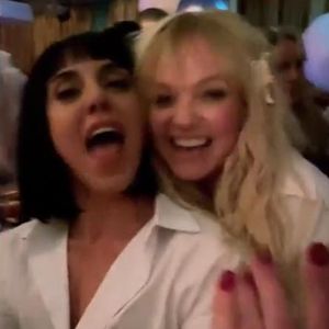 Spice Girls Melanie C. und Emma Bunton trällern "Wannabe"