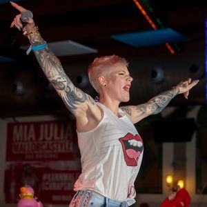 Eine Woche nach Geburt: Melanie Müller wieder auf der Bühne!