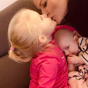 Melli Müller stolz: Töchterchen Mia füttert Brüderchen Matty