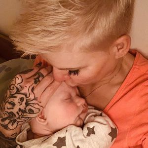 Zucker pur: Hier knutscht Melanie Müller schlummernden Matti