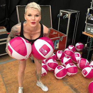 So viele Bälle – aber Melli Müllers Babybauch ist versteckt!