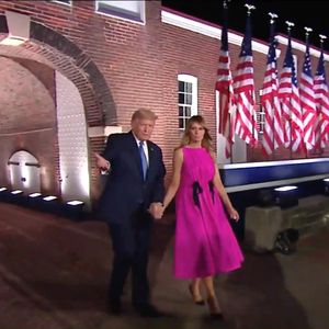 Schleifen? Melania Trump verwirrt mit ihrem Kleid die Fans