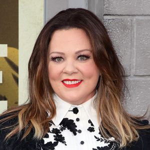 Vom Nashorn aufgespießt: Melissa McCarthys crazy Werbe-Clip!