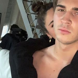 Paarbeweis? Melissa und Richard kuscheln zusammen im Netz