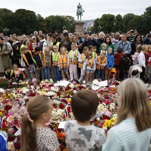 Vor Palast: Blumenmeer und Tränen nach König Haralds Tod