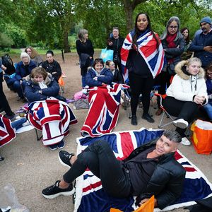 So harren die Royal-Fans vor der Beerdigung der Queen aus