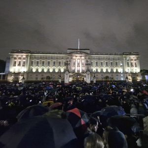 Flagge auf halbmast: Menschenmeer vor Buckingham Palace