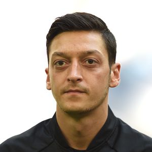 "Mit Stolz und Ehre": Bülent Sharif steht hinter Mesut Özil!
