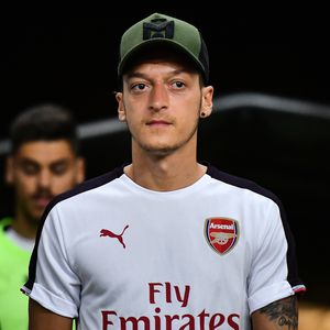 Hom­mage an Özil: Mannschaft trägt Foto von ihm auf Trikot