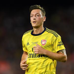 Mit Trage vom Platz getragen: Mesut Özil beim Spiel verletzt