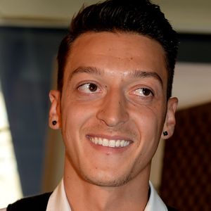 Fast 2 Mio. Likes! Mesut Özil wird für Mekka-Bild gefeiert