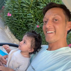 Aus dem Urlaub: Mesut Özil teilt süße Aufnahme mit Tochter