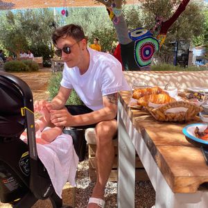 Mesut Özil genießt den ersten Urlaub mit seinem Töchterchen!