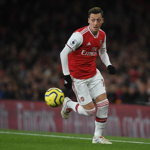 Mesut Özil: Jetzt kuschelt er oben ohne mit seiner Amine!