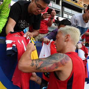 Mega-Umstyling: Mesut Özil färbt sich die Haare platinblond