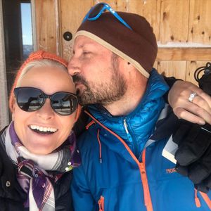 Zwei Schneehasen: Mette-Marit und Haakon total verschmust!
