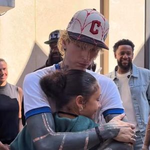So lieb kuschelt Machine Gun Kelly mit seiner Tochter (15)