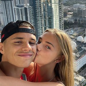 Süße Fotoreihe: Romeo Beckham macht Mia eine Liebeserklärung