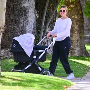 Mama-Alltag: Mia Goth macht einen Spaziergang mit ihrem Baby