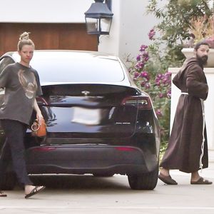 Absurder Look: Shia LaBeouf mit Mia in Mönchskutte unterwegs