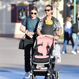 Mit ihrem Baby: Shia LaBeouf und Mia im Disneyland unterwegs