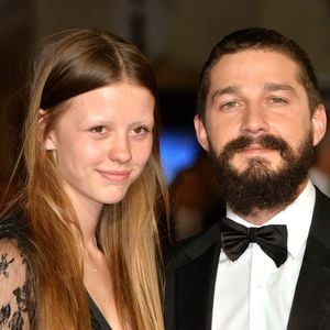 Ist das Baby da? Shia LaBeoufs Mia ohne Babybauch unterwegs