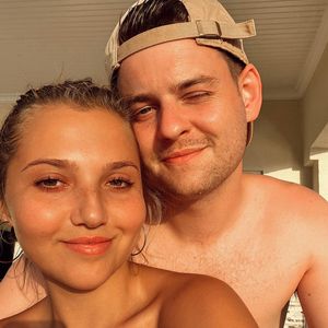 Mia McKenna-Bruce und ihr Partner Tom Leach haben geheiratet