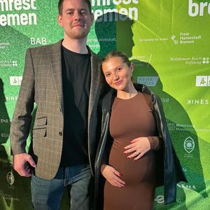 UK-Serienstar Mia McKenna-Bruce erwartet ihr erstes Kind!