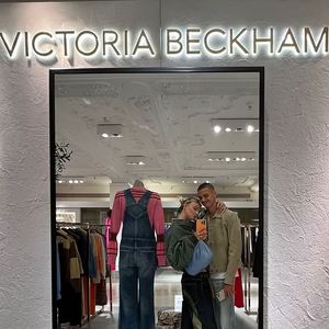 Im Laden von Mama Victoria: Romeo Beckham und Mia turteln